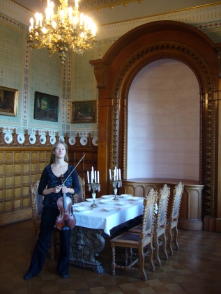 Stehgeiger(in und festliche Tafel im Speisesaal des Jagdschloß Granitz (Rügen)