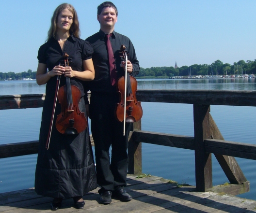 Duo Sonore am Tollensesee - im Hintergrund Konzertkirche Neubrandenburg